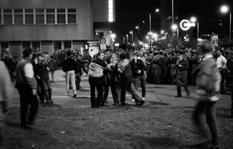 Bis zum Oktober 1989 erinnern Demonstranten auf dem Alexanderplatz an fast jedem siebten Tag eines Monats an die Wahlfälschung vom 7. Mai 1989. Am 7. Oktober 1989 schließen sich Tausende Menschen der Demonstration an und fordern Reformen in der DDR....