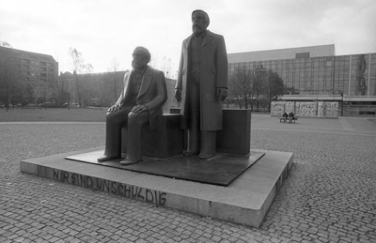 "Wir sind unschuldig!" Graffiti auf dem Marx-Engels-Denkmal am 7. Oktober 1990. Robert-Havemann-Gesellschaft/Andreas Kämper