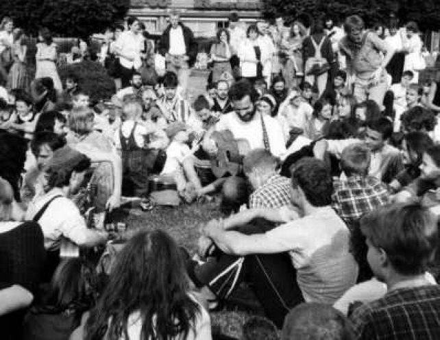 Jochen Läßig, einer der Organisatoren des Straßenmusikfestivals in Leipzig – hier vor der Thomaskirche (10. Juni 1989).