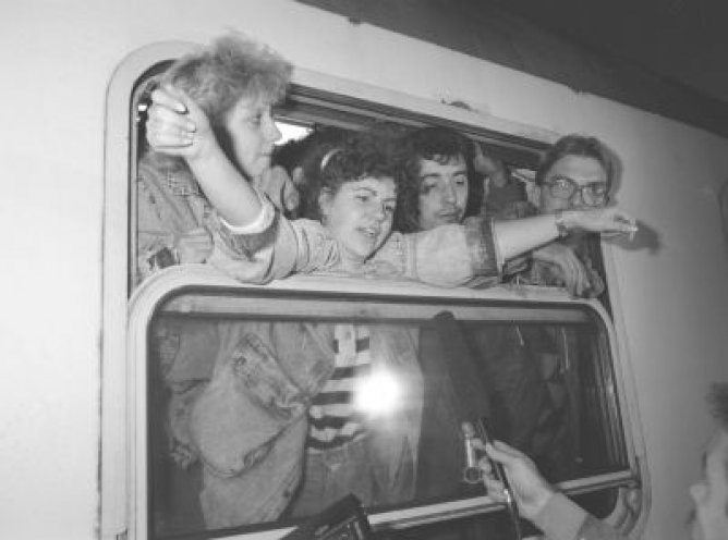 Mit Sonderzügen der Deutschen Reichsbahn treffen DDR-Flüchtlinge aus Prag in der Bundesrepublik ein. Sie haben zuvor in der Deutschen Botschaft Prag auf ihre Ausreise gewartet.