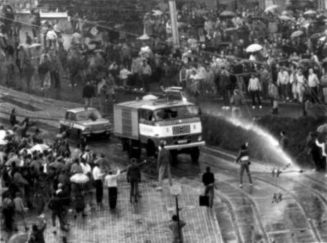 In vielen DDR-Städten geht die Staatsmacht mit Gewalt gegen Demonstranten vor. Im Bild: Plauen am 7. Oktober 1989.