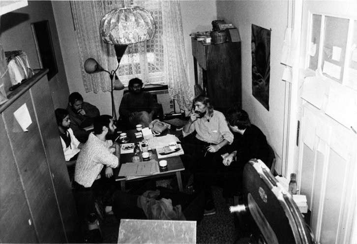 Das Kontakttelefonbüro im Gemeindehaus der Gethsemanekirche. V.l.n.r.: Uwe Gottschling, Hanfried Zimmermann, Jürgen Gernentz, Uwe Kraeusel, Christoph Singelnstein, Thomas Jahn. Quelle: Robert-Havemann-Gesellschaft
