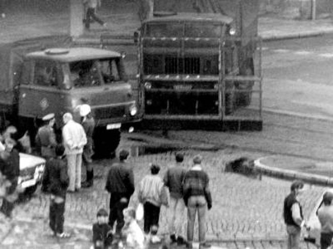 Solche Bilder kennen die DDR-Bürger bis dahin nur aus dem Westfernsehen: Mit Helmen, Schlagstöcken und Schilden ausgerüstete Polizisten gehen am 7. Oktober 1989 gegen friedliche Demonstranten in Karl-Marx-Stadt (heute Chemnitz) vor.