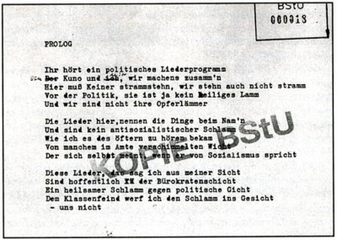 Jedes Programm in der DDR muss vor seiner öffentlichen Aufführung von einer staatlichen Kommission abgenommen werden. Im Sommer 1976 stellt das Duo Pannach Kunert ein neues Programm vor. Für die Kommission hat Gerulf Pannach diese Begrüßung geschrieben....