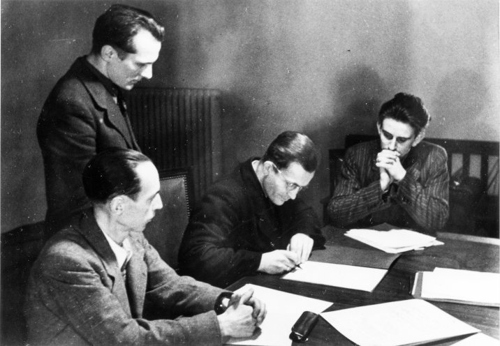 Am 26. Februar 1946 unterzeichnen Theo Wichert, Erich Honecker, Emil Ampft, Manfred Klein (v.l.n.r.) und zehn weitere Personen den an die Sowjetische Militäradministration gerichteten Lizenzantrag für die Gründung einer überparteilichen Jugendorganisation,...