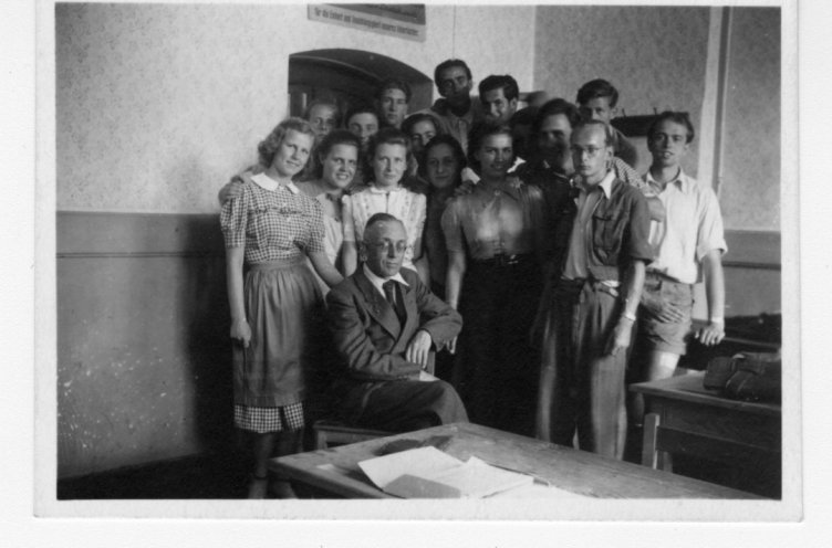 Letzter Schultag der Klasse 12 b der John Brinkmann Oberschule 1950. Vorne sitzend der Klassenlehrer Dr. Brockmann. Quelle: Privat-Archiv Peter Moeller