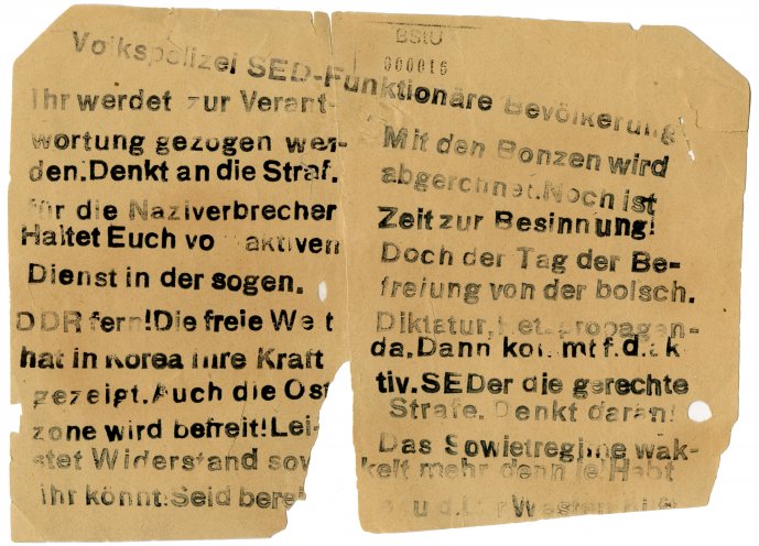 Das abgebildete Flugblatt verteilt Hermann Joseph Flade im Vorfeld der Volkskammerwahlen. Dabei wird er von einer Volkspolizeistreife überrascht. Gegen seine Festnahme wehrt er sich mit einem Taschenmesser. Er verletzt einen Polizisten leicht am Arm...