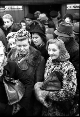 Studenten im Dezember 1947 auf dem Weg zur Vorlesung an die Berliner Universität (ab 8. Februar 1949 Humboldt-Universität). Quelle: Bundesarchiv/183-S77804/Walter Heilig