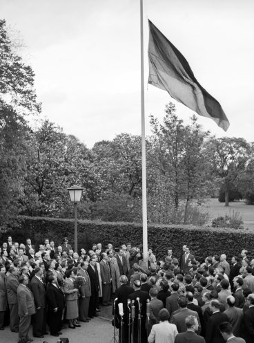 Am 5. Mai 1955 unterzeichnen die Hohen Kommissare der drei Westmächte USA, Großbritannien und Frankreich die Proklamation über die Aufhebung des Besatzungsstatuts und der alliierten Kommissariate in der Bundesrepublik. Damit ist das Besatzungsregime...