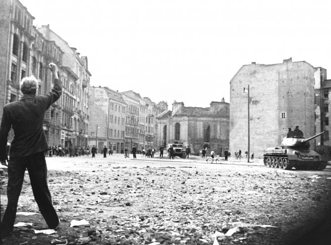 Ohnmächtig schüttelt ein Demonstrant die Faust, als sowjetische Panzer in Stellung gehen. Quelle: REGIERUNGonline/Perlia-Archiv