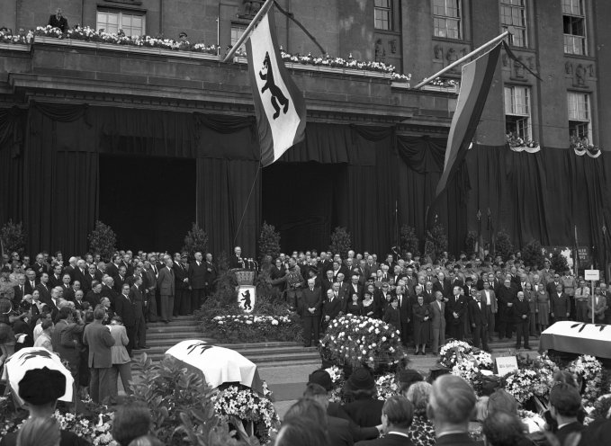 Auf dem Rudolf-Wilde-Platz vor dem Rathaus Schöneberg findet am 23. Juni 1953 eine Trauerkundgebung für die Opfer des Volksaufstands vom 17. Juni statt, zu der sich etwa 125.000 Menschen versammelt haben. Dort sprechen Bundeskanzler Konrad Adenauer,...