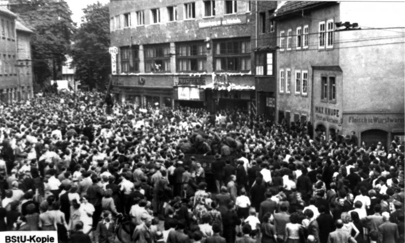 Prügel für die Partei: Am 17. Juni 1953 beteiligen sich Zehntausende Menschen an den Demonstrationen im Zentrum von Jena. Nach der Kundgebung stürmen Demonstranten die Gebäude der SED-Kreisleitung, der FDJ, der GST und der Nationalen Front. Einige...