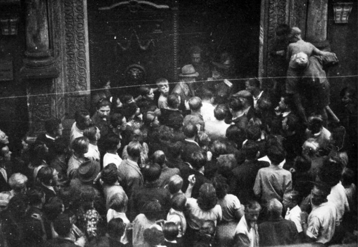 Demonstranten besetzen am 17. Juni 1953 das Rathaus von Görlitz. Die Demonstrationen in Görlitz haben Signalwirkung für die Region: Der Aufstand breitet sich schnell im ganzen Landkreis aus. Quelle: BStU, MfS, Ast Dresden, AU 42/54