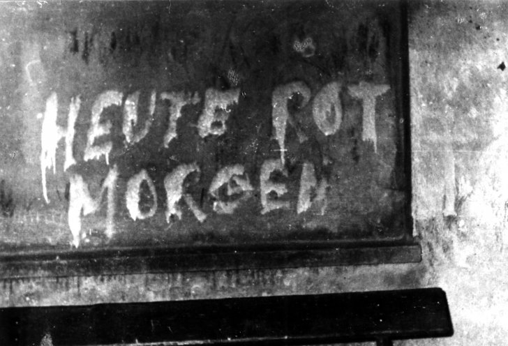 „Heute rot, morgen tot“, lautet der Spruch, den Michael Gartenschläger und seine Freunde an öffentlichen Gebäuden anbringen, um gegen den Bau der Mauer zu protestieren. Quelle: BStU, MfS, Ast Frankfurt/O., AU 122/61, S. 74
