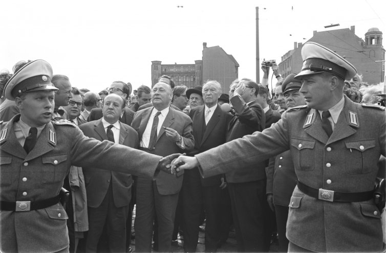 Bundeskanzler Konrad Adenauer (Mitte) besichtigt am 22. August 1961 die Mauer (links: Hermann Höcherl, Bundesminister des Innern; 2. v. l.: Ernst Lemmer, Bundesminister für Gesamtdeutsche Fragen). Quelle: REGIERUNGonline/Rolf Unterberg