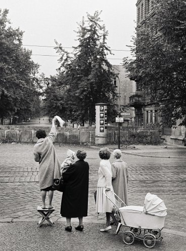 Westberliner winken in Berlin-Wedding (Bernauer Straße) ihren Familienangehörigen hinter der Mauer in Berlin-Ost zu. Das Foto entstand am 17. September 1961. Quelle: REGIERUNGonline / Siegmann