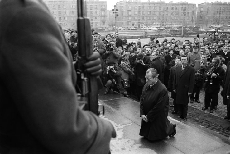 Bundeskanzler Willy Brandt legte am 7. Dezember 1970 vor dem Ehrenmal der Helden des Ghettos in Warschau einen Kranz nieder. Nach der Kranzniederlegung kniet er einige Zeit schweigend nieder. Das Foto vom Kniefall in Warschau geht um die Welt und wird...