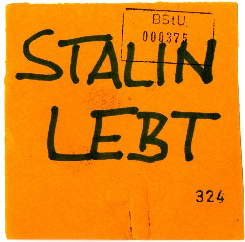 Nach dem Einmarsch der Truppen des Warschauer Paktes in die Tschechoslowakei stellen Thomas Brasch, Rosita Hunzinger, Erika Berthold und Sanda Weigl am 22. August 1968 rund 500 handgeschriebene Flugblätter mit verschiedenen Losungen her. Quelle: BStU,...