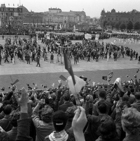 Über 500.000 Jugendliche aus beiden deutschen Staaten kommen Pfingsten 1964 zum III. Deutschlandtreffen der FDJ nach Ost-Berlin. Im Bild die sogenannte Kampfdemonstration, bei der die Teilnehmer an der Ehrentribühne vorbeimarschieren. Quelle: Bundesarchiv/183-C0517-0010-050/Ulrich...