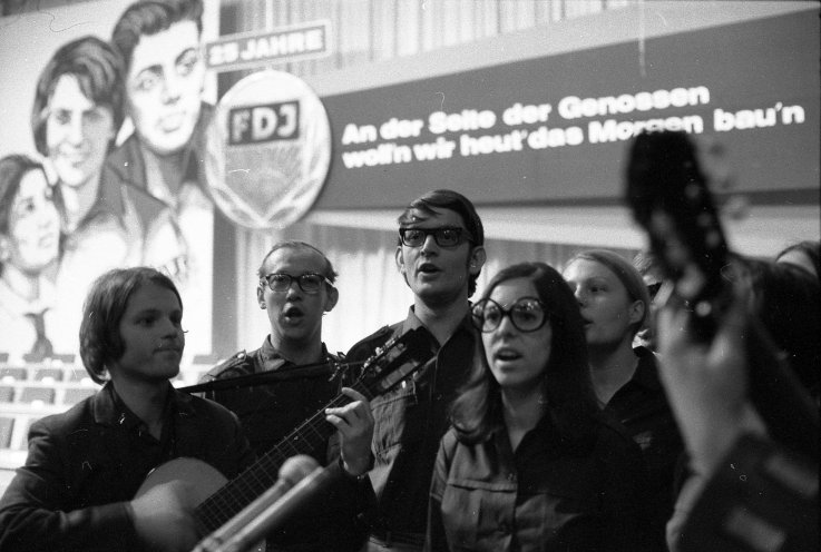 Der Oktoberklub während einer Festveranstaltung im Friedrichstadtpalast zum 25. Jahrestag der FDJ-Gründung, 12. März 1971. Quelle: Bundesarchiv/183-K0315-0204-002/Horst Sturm