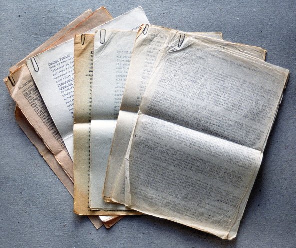 Mit Schreibmaschine und Durchschlagpapier vervielfältigter Vortrag des Philosophen und DDR-Kritikers Rudolf Bahro. Verbotenes Schriftgut muss in der DDR mühsam vervielfältigt werden. Die wenigen Exemplare gehen von Hand zu Hand. Quelle: Robert-Havemann-Gesellschaft/Olaf...