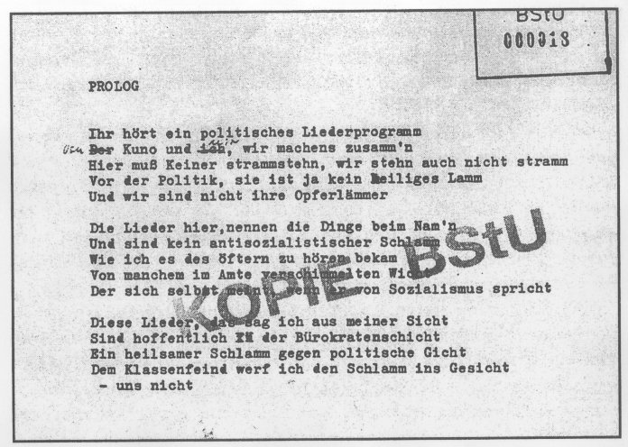 Jedes Programm in der DDR muss vor seiner öffentlichen Aufführung von einer staatlichen Kommission abgenommen werden. Im Sommer 1976 stellt das Duo Pannach Kunert ein neues Programm vor. Für die Kommission hat Gerulf Pannach diese Begrüßung geschrieben....