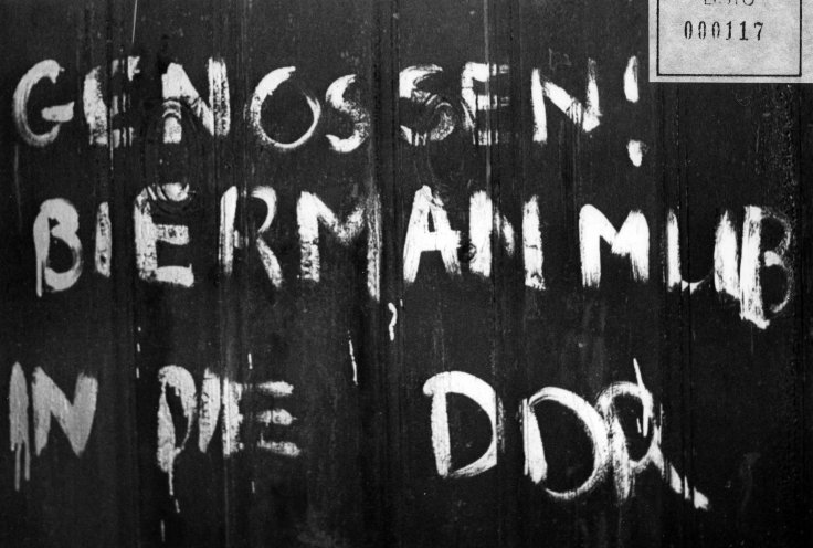 Unbekannte haben in der Pankower Binzstraße eine Losung gegen die Ausbürgerung Wolf Biermanns an eine Haustür geschrieben. Quelle: BStU, MfS HA XX, 12665