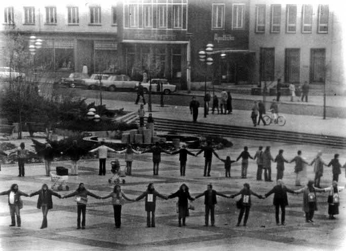Eine Minute Schweigen für den Weltfrieden: Menschenkette auf dem Platz der Kosmonauten am 14. November 1982 in Jena. Quelle: BStU, MfS, BV Gera, Abt. VIII, BB 101/82, Mappe 2