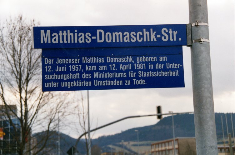 Das Unrecht bleibt unvergessen: Am 12. April 1996 wird eine Straße in Jena-Neulobeda nach Matthias Domaschk benannt. Quelle: Robert-Havemann-Gesellschaft