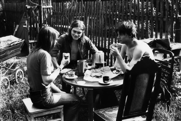 Matthias Domaschk (Mitte) mit Freunden in der Gartenstraße (7. Oktober 1977). Quelle: Robert-Havemann-Gesellschaft/Wolfgang Diete/RHG_Fo_HAB_11180
