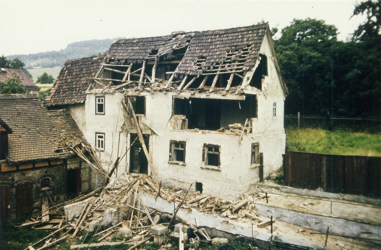 Michael Blumhagen wird bestraft: Die Stasi lässt sein Zuhause im Juli 1982 abreißen. Schon einen Tag nach der Inhaftierung des Künstlers war der Abriss seines Hauses beschlossene Sache. Quelle: Robert-Havemann-Gesellschaft/Manfred Hildebrandt/RHG_Fo_HAB_12098