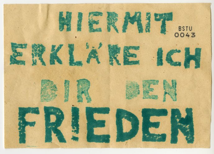 Dieses Flugblatt wurden am 29. April 1983 auf der Bluesmesse in Ost-Berlin verbreitet. Ein IM der Staatssicherheit hat es an seinen Führungsoffizier weitergegeben. Quelle: BStU, MfS, Ast. Berlin, Abt. XX, 2987 Bl. 0043