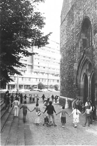 Unerlaubte Menschenkette an der Marienkirche in Ost-Berlin zum Weltfriedenstag am 1. September 1983. Mit dabei: die Frauen für den Frieden. Quelle: Robert-Havemann-Gesellschaft/Ulrike Poppe / RHG_Fo_HAB_11421