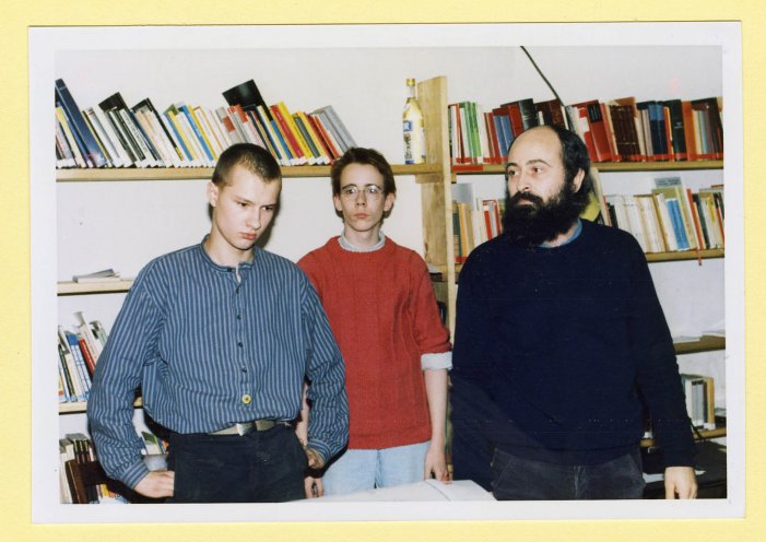 Till Böttcher, Tim Eisenloh und Bodo Wolf, Mitglieder der Umwelt-Bibliothek, fotografiert bei ihrer Verhaftung am 25. November 1987 von der Staatssicherheit. Quelle: BStU, MfS, AU 245/90, Bd. 2, Bl. 37