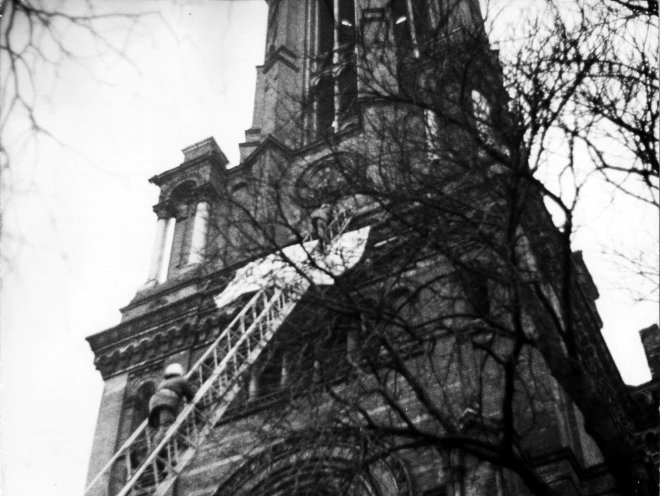 Die Feuerwehr entfernt das Transparent vom Kirchturm. Quelle: Robert-Havemann-Gesellschaft/Siegbert Schefke/RHG_Fo_HAB_10051