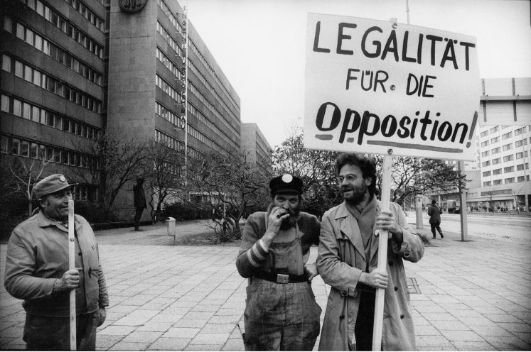 Kampf für die eigenen Rechte: Carlo Jordan (rechts) am Rande der Großdemonstration am 4. November 1989 in Ost-Berlin. Er steht unweit des Alexanderplatzes, auf dem die Kundgebung mit rund 500.000 Teilnehmern stattfindet. Quelle: Harald Hauswald/OSTKREUZ