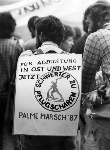 „Für Abrüstung in Ost und West“: Teilnehmer des Pilgermarsches vom KZ Ravensbrück zum KZ Sachsenhausen im September 1987. Quelle: Robert-Havemann-Gesellschaft/Rolf Walter