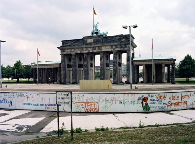 Die Berliner Mauer am Brandenburger Tor ist das traurige Symbol für den Kalten Krieg und die Teilung Deutschlands und Berlins. Quelle: REGIERUNGonline/Klaus Lehnartz