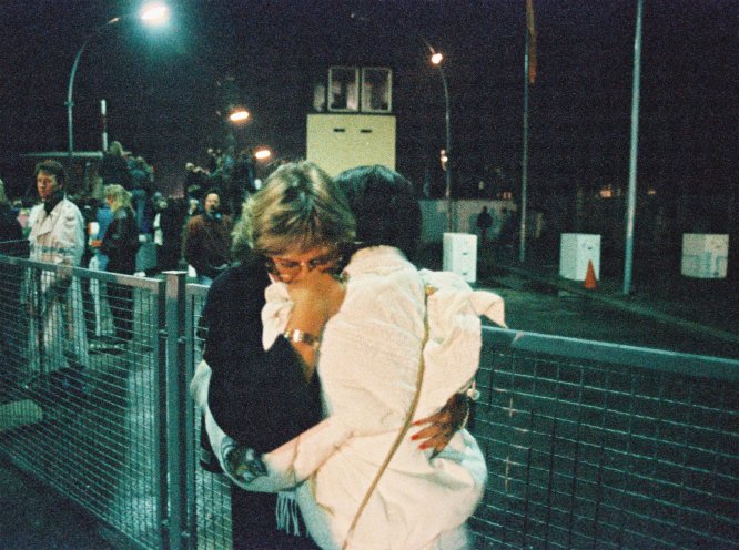 Nach 28 Jahren fällt am 9. November die Mauer. Am Grenzübergang Invalidenstrasse liegen sich die ersten Besucher aus Ost-Berlin mit Bewohner aus dem Westen in den Armen. Quelle: REGIERUNGonline/Lehnartz
