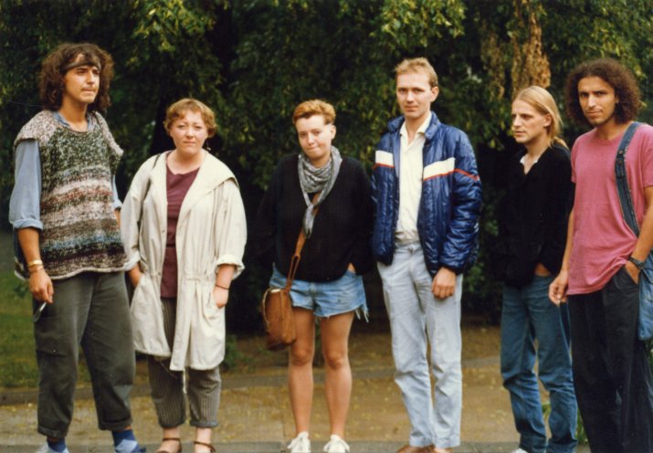 Mitglieder des Weißenseer Friedenskreises im Sommer 1989. Das Foto ist für die Pressearbeit im Westen gedacht, falls jemand verhaftet wird. V.l.n.r.: Ralph Skörries, Evelyn Zupke, Beate, Gunter Seifert (IM des MfS), Klaus Kupler und Frank Pfeiffer....