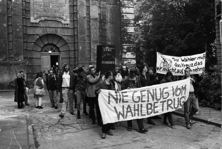 7. Juni 1989: Demo gegen den Wahlbetrug vor der Sophienkirche in Ost-Berlin. Quelle: Robert-Havemann-Gesellschaft/Hans-Jürgen Röder/RHG_Fo_HAB_15005