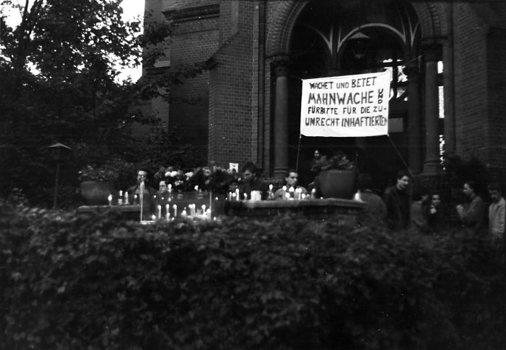 „Wachet und betet. Mahnwache für die zu Unrecht Inhaftierten“ auf dem Gelände der Ostberliner Gethsemanekirche (Oktober 1989). Quelle: Robert-Havemann-Gesellschaft/Frank Ebert/RHG_Fo_HAB_14080