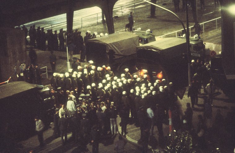 Am S-Bahnhof Schönhauser Allee sind Polizeieinheiten mit schwerem Räumgerät aufmarschiert. Quelle: Robert-Havemann-Gesellschaft/Ralf Herzig/RHG_Fo_HAB_20850
