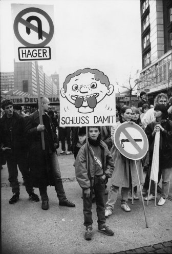 Mit ihren selbstgestalteten Transparenten legen die Demonstranten eine erstaunliche Fantasie an den Tag. Quelle: Robert-Havemann-Gesellschaft/Rolf Walter/RHG_Fo_RDA_02242