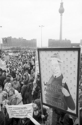 Demonstration durch die Ostberliner Innenstadt mit Abschlusskundgebung auf dem Alexanderplatz. Quelle: Robert-Havemann-Gesellschaft/Andreas Kämper