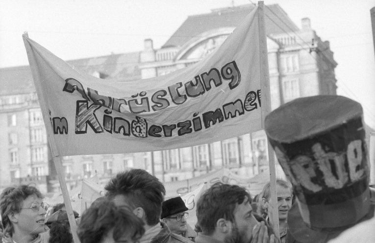 Dresdner Künstler initiieren eine Demonstration für eine neue Verfassung. Die Demonstration endet mit einer Kundgebung auf dem Theaterplatz, an der rund 50.000 Demonstranten teilnehmen. Quelle: Robert-Havemann-Gesellschaft/Andreas Kämper
