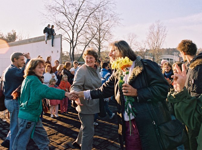 Begrüßung zwischen Ost- und Westberlinern am neuen Grenzübergang Schlesische Straße/Puschkinallee (11. November 1989). Quelle: REGIERUNGonline/Klaus Lehnartz