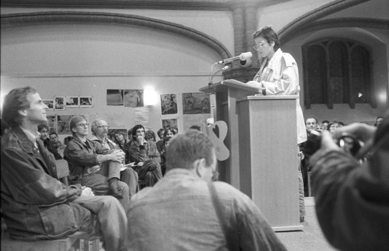 Ulrike Poppe bei der Vorstellung der Bürgerbewegung Demokratie Jetzt in der Ost-Berliner Gethsemanekirche am 27. Oktober 1989. Quelle: Robert-Havemann-Gesellschaft/Andreas Kämper/RHG_Fo_AnKae_105