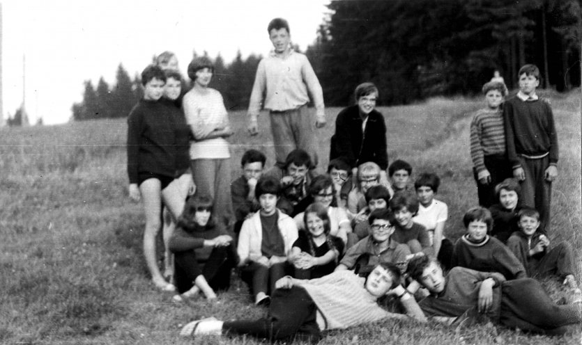 Hildegart Becker (links, sitzend) und ihre Schwester Gerlinde (hintere Reihe 3. v. r.) zu Besuch bei der Evangelischen Jugend der Tschechoslowakei in Kunvald Juli 1966. Quelle: Robert-Havemann-Gesellschaft