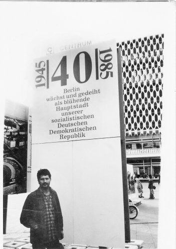 Roland Jahn illegal auf dem Alex. Nach seiner gewaltsamen Zwangsabschiebung und Ausbürgerung im Juni 1983 hat Roland Jahn Einreiseverbot in die DDR. Im April 1985 gelingt es ihm jedoch, über den Ostberliner Transitflughafen Schönefeld unbemerkt in...